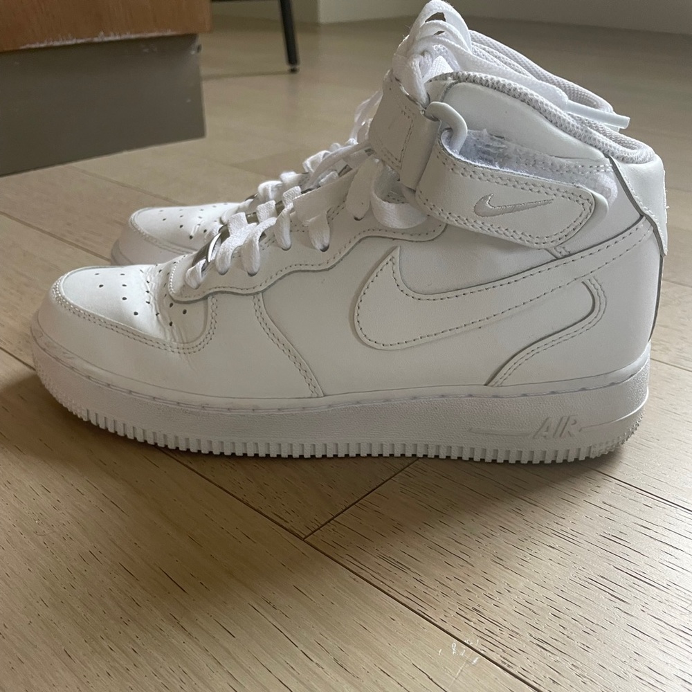 Nike Air Force 1 Mid LE
Big Kids' Shoes